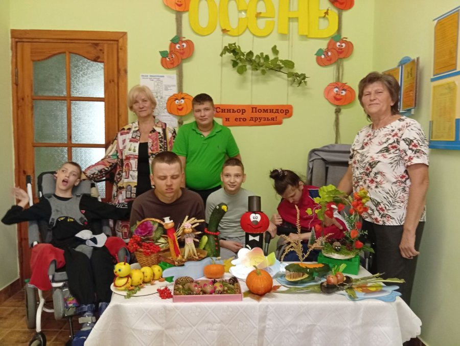 Выставка ярких поделок из овощей 